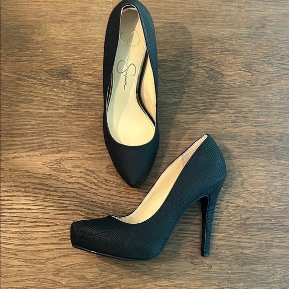 Jessica Simpson Elegant Black Snakeskin Heels - Picture 1 of 6